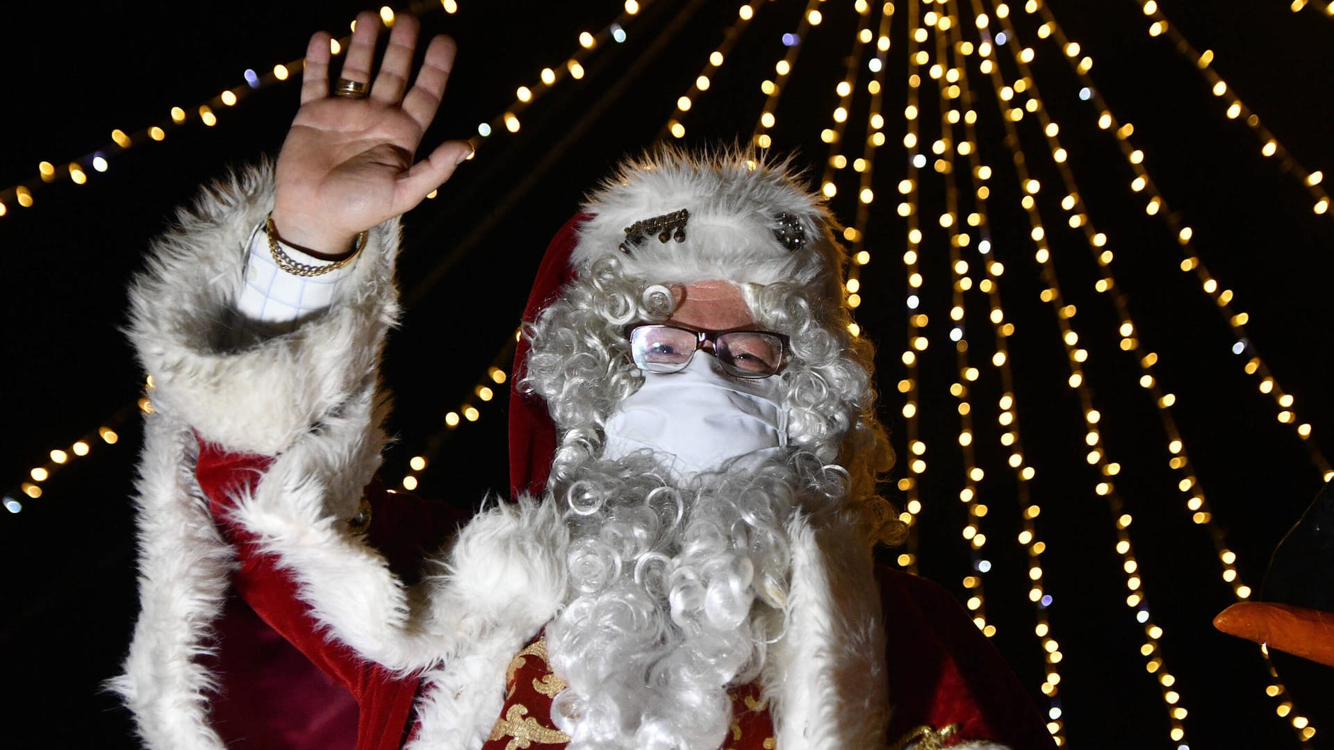 Ein Weihnachtsmann mit Mundschutz (Symbolfoto): Eine unbekannte Zahl von Mitarbeitern habe "feucht fröhlich" gefeiert, hieß es. Ein Weihnachtsmann mit Mundschutz (Symbolfoto): Eine unbekannte Zahl von Mitarbeitern habe "feucht fröhlich" gefeiert, hieß es.