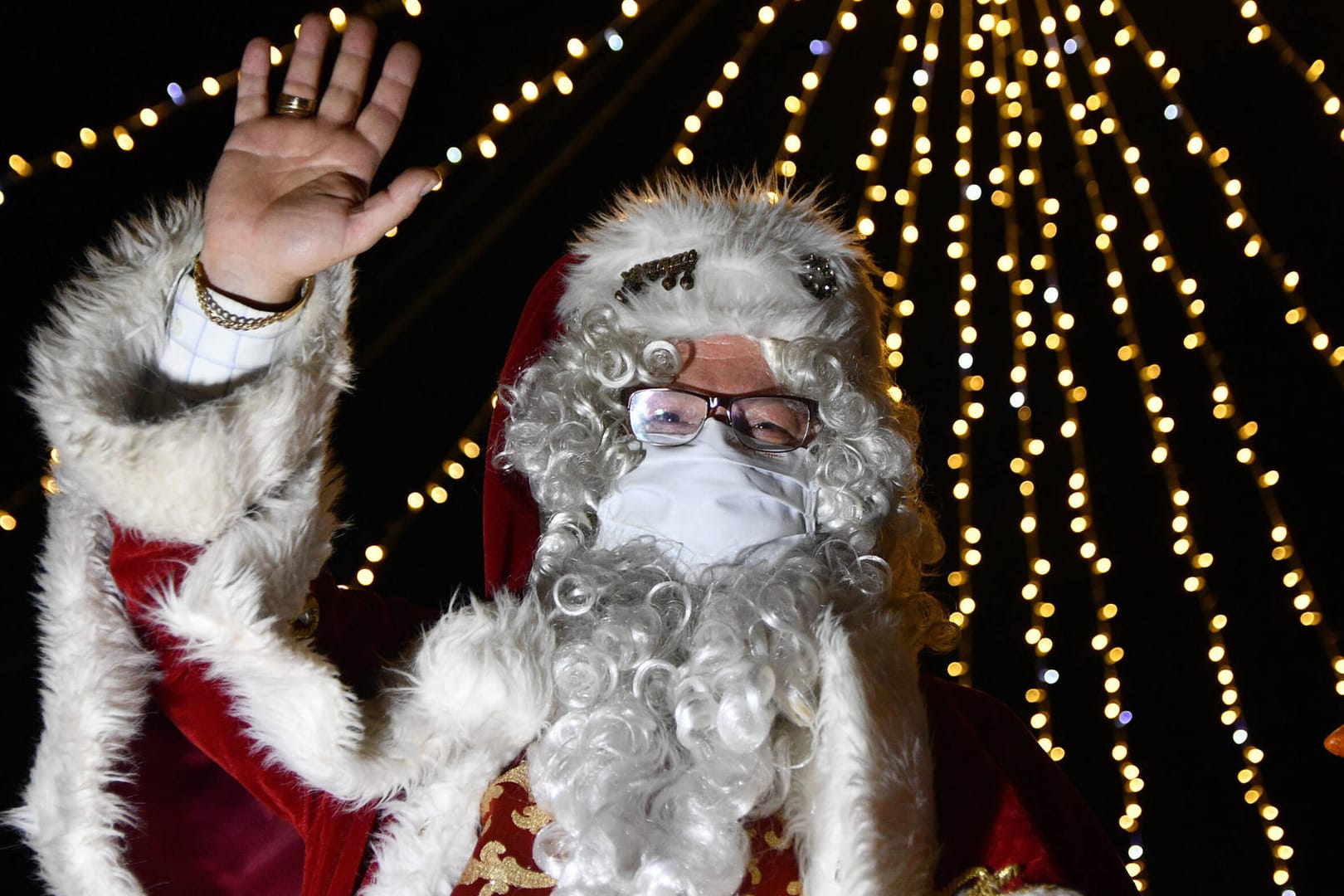 Ein Weihnachtsmann mit Mundschutz (Symbolfoto): Eine unbekannte Zahl von Mitarbeitern habe "feucht fröhlich" gefeiert, hieß es.