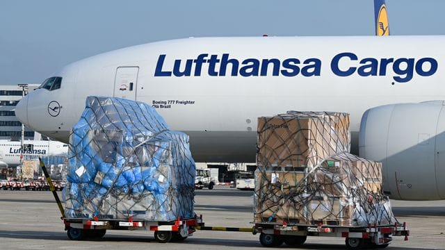 Boeing 777 der Lufthansa Cargo (Archivbild): Mit einer solchen Maschine werden Lebensmittel nach Großbritannien geflogen, um britische Supermarkt-Regale zu füllen. Boeing 777 der Lufthansa Cargo (Archivbild): Mit einer solchen Maschine werden Lebensmittel nach Großbritannien geflogen, um britische Supermarkt-Regale zu füllen.