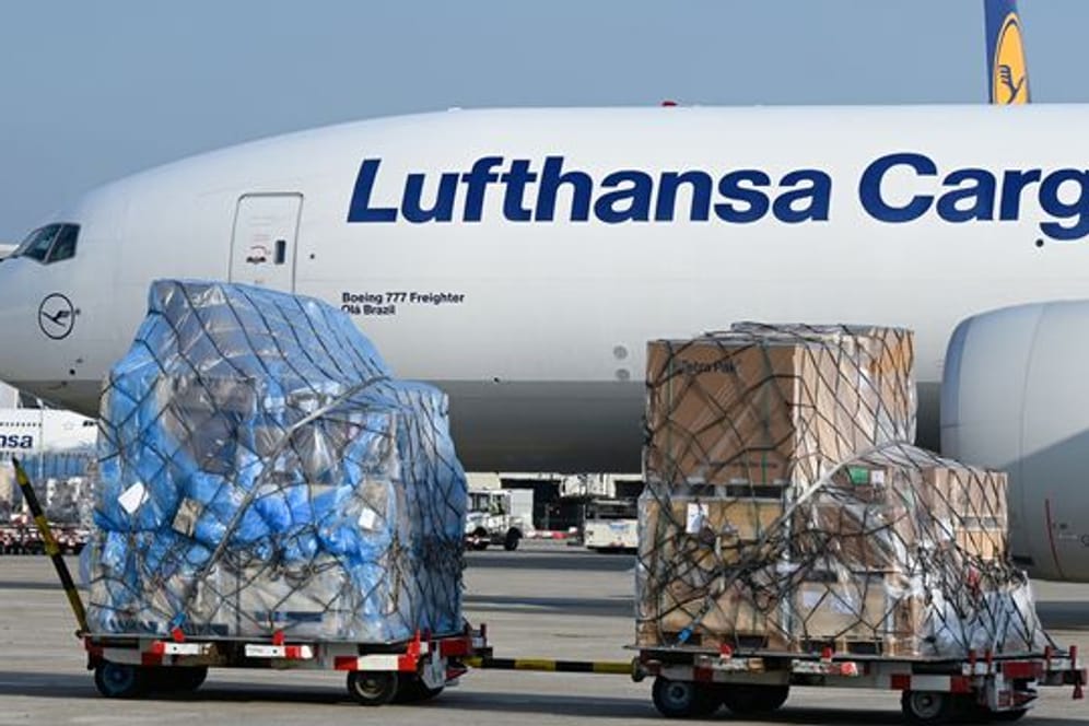 Boeing 777 der Lufthansa Cargo (Archivbild): Mit einer solchen Maschine werden Lebensmittel nach Großbritannien geflogen, um britische Supermarkt-Regale zu füllen.