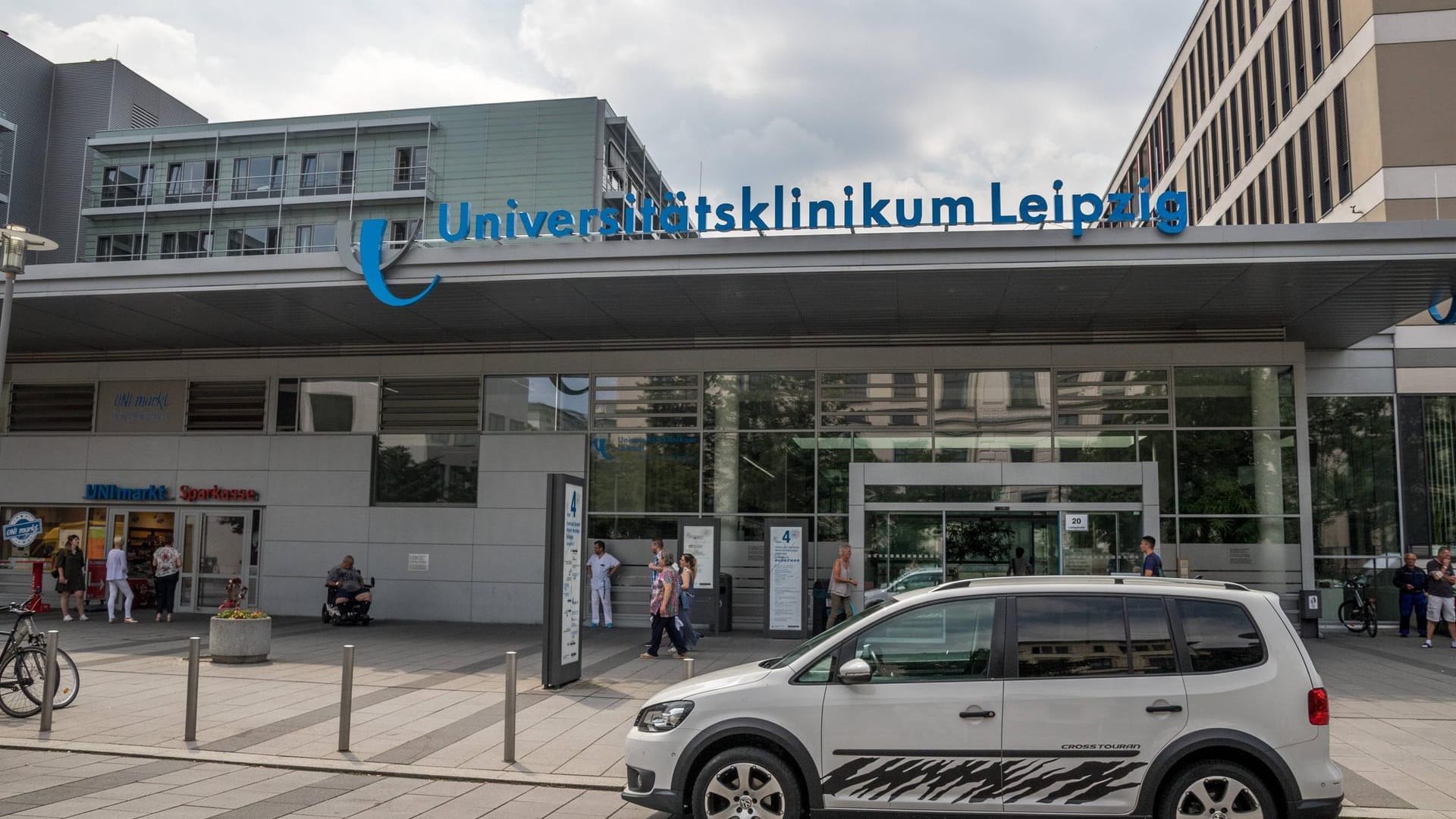 Eingang des Uniklinikums Leipzig (Symbolbild): Vor den Feiertagen wurden hier die Kapazitäten für Covid-Patienten erhöht.