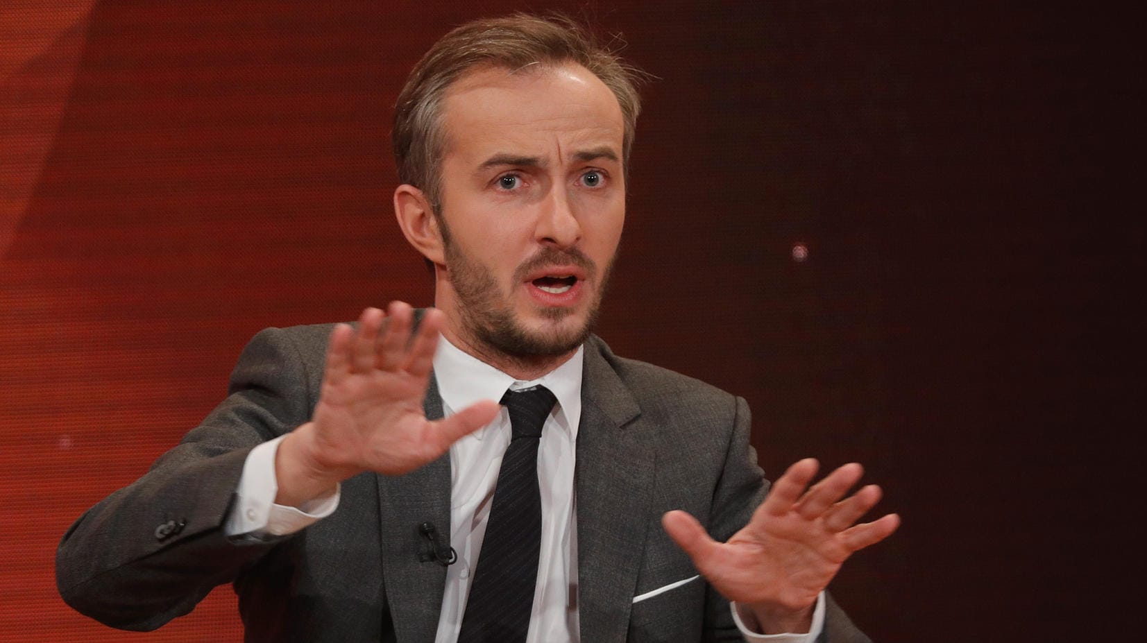 Jan Böhmermann: Hat er sich mit einem Lied gegen "Corona-Omas" Ärger eingehandelt?