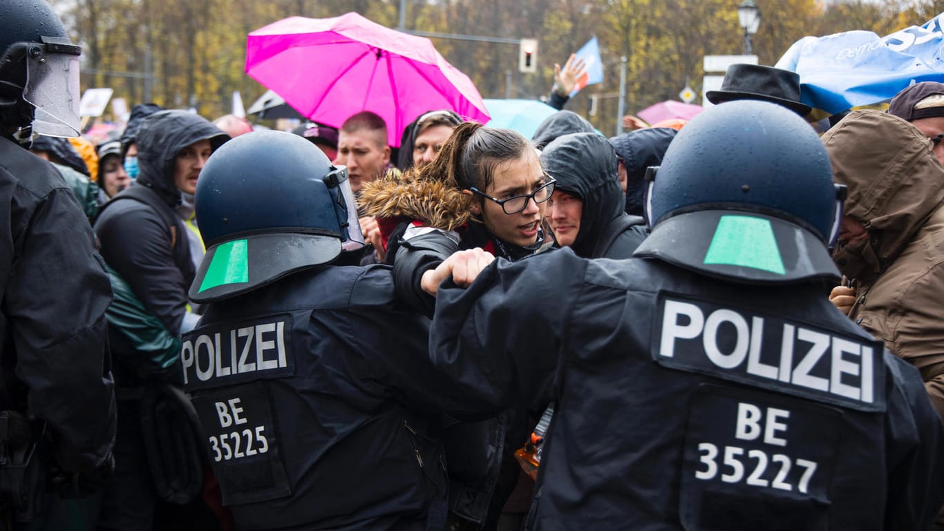 Demonstration: In vielen deutschen Städten finden 2020 Proteste gegen die Corona-Maßnahmen statt.