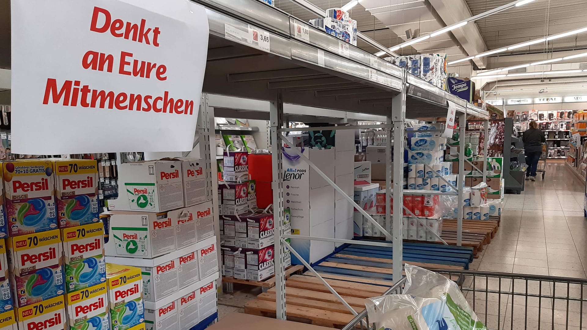 Supermarkt: Im Frühjahr 2020 und auch zum Ende des Jahres hamstern die Deutschen – vor allem Klopapier.