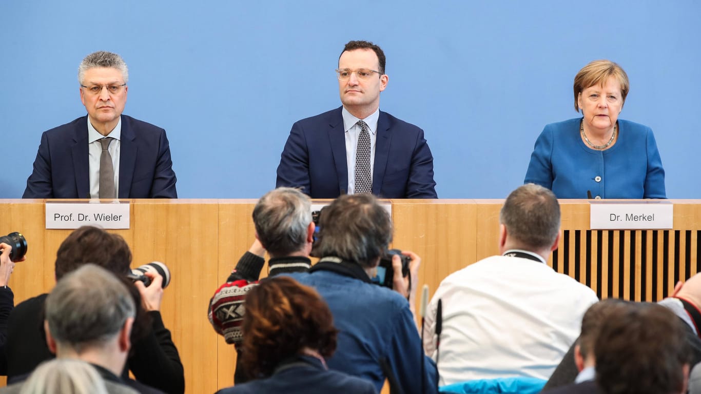 RKI-Präsident Lothar Wieler, Bundesgesundheitsminister Jens Spahn und Bundeskanzlerin Angela Merkel: Die Öffentlichkeit wird regelmäßig über die aktuelle Lage und die beschlossenen Corona-Regeln informiert.