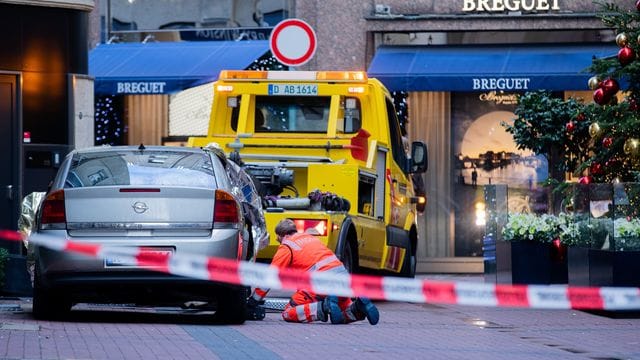 Die Täter zerstörten mit einem Auto eine Scheibe des Uhrengeschäfts und erbeuteten die Uhren. Die Täter zerstörten mit einem Auto eine Scheibe des Uhrengeschäfts und erbeuteten die Uhren.