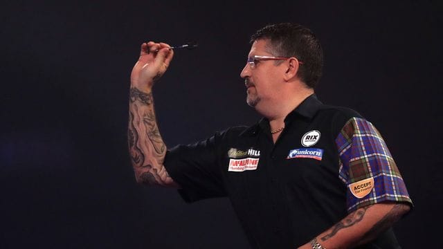Ex-Weltmeister Gary Anderson bezwang den Letten Madars Razma mit 3:1 und steht nun in der dritten Runde der Darts-WM. Ex-Weltmeister Gary Anderson bezwang den Letten Madars Razma mit 3:1 und steht nun in der dritten Runde der Darts-WM.
