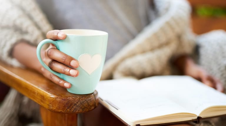 Ein gutes Buch lesen, dazu einen Tee: Oft sind es kleine Rituale, die im stressigen Alltag Entspannung bringen.