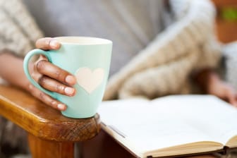 Ein gutes Buch lesen, dazu einen Tee: Oft sind es kleine Rituale, die im stressigen Alltag Entspannung bringen.