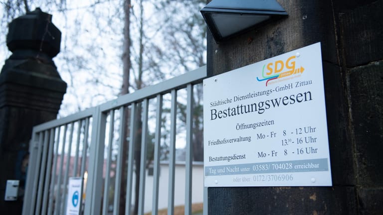 Das Tor zum Krematorium in Zittau: Hier werden vorerst keine Verstorbenen mehr angenommen, das Krematorium ist voll.