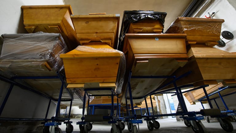 Särge im Krematorium Meißen: Mehrere Krematorien geraten in Sachsen an ihre Kapazitätsgrenzen.