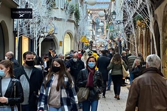 Eine volle Einkaufsstraße in Straßburg: Zahlreiche Deutsche waren am Tag vor Heiligabend in Frankreich shoppen.