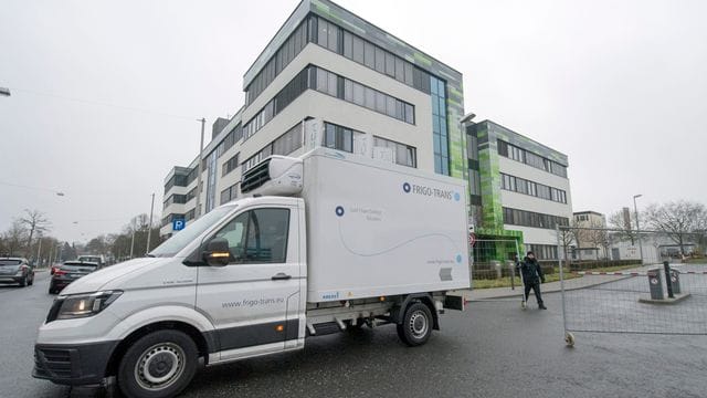 Ein Kühltransporter fährt vom Biontech-Gelände in Mainz.