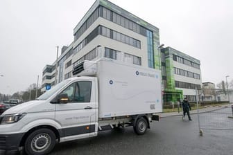 Ein Kühltransporter fährt vom Biontech-Gelände in Mainz.