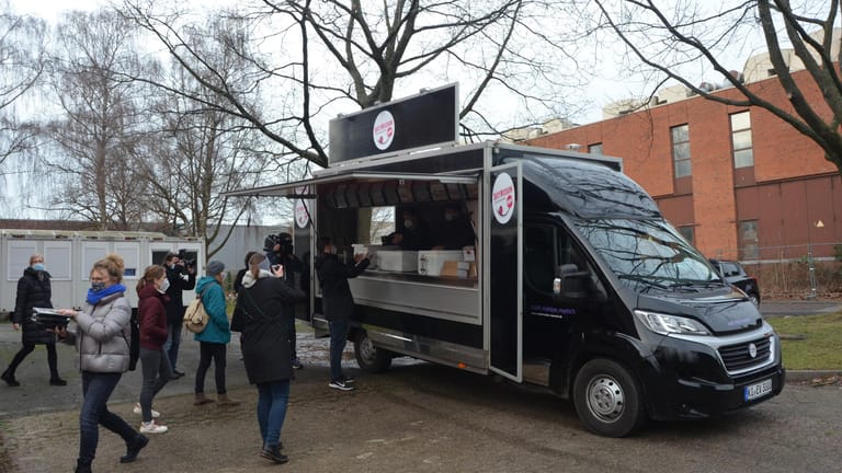 Das "SattMissions-Mobil": In dem Foodmobil werden warme Mahlzeiten für Wohnungslose gekocht.