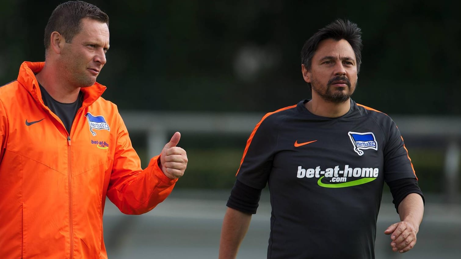 David de Mel (r.) neben Ex-Profitrainer Pal Dardai: Der Physiotherapeut war über viele Jahre im Dienst der Hertha. David de Mel (r.) neben Ex-Profitrainer Pal Dardai: Der Physiotherapeut war über viele Jahre im Dienst der Hertha.
