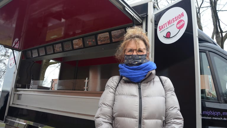 Karin Helmer, Leiterin der Stadtmission Mensch, steht vor dem Foodmobil. Die Organisation ist auf Spenden angewiesen.