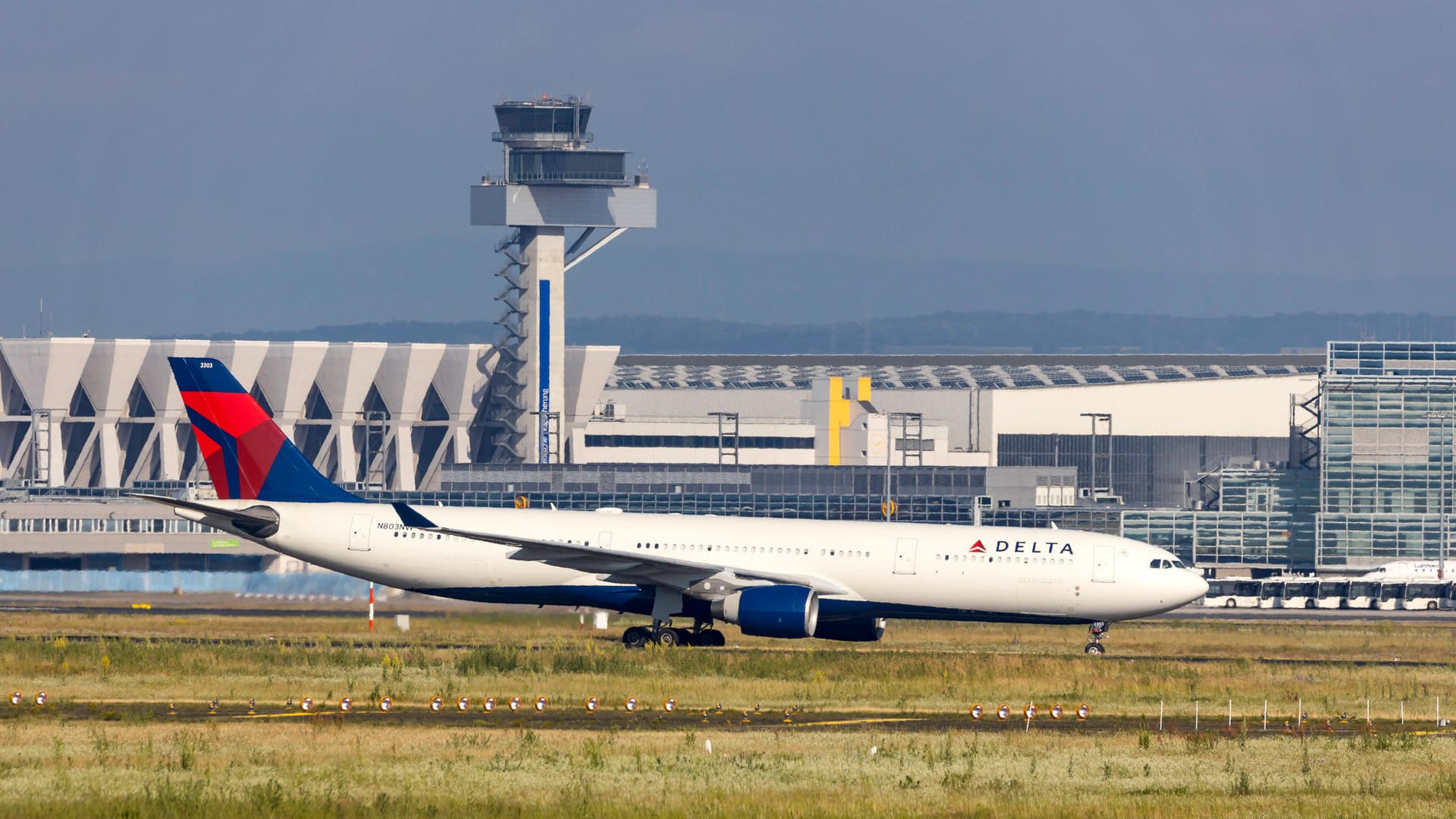 Ein Flieger von "Delta Airlines": Die Fluggesellschaft bestätigte den Vorfall (Symbolbild). Ein Flieger von "Delta Airlines": Die Fluggesellschaft bestätigte den Vorfall (Symbolbild).