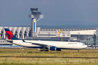 Ein Flieger von "Delta Airlines": Die Fluggesellschaft bestätigte den Vorfall (Symbolbild).