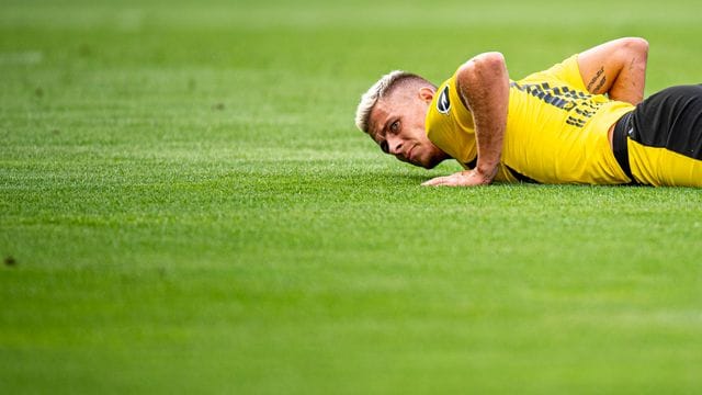 Dortmunds Hazard fällt mit einer Muskelverletzung mehrere Wochen aus. Dortmunds Hazard fällt mit einer Muskelverletzung mehrere Wochen aus.
