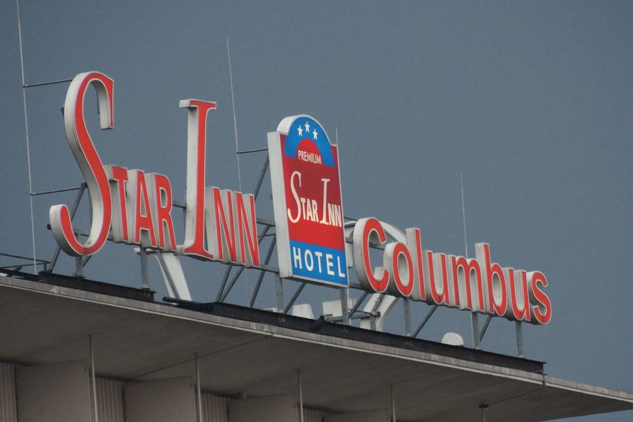 Leuchtreklame auf dem "Star Inn"-Hotel am Bremer Hauptbahnhof (Archivbild): Die Hotelkette kämpft offenbar mit finanziellen Problemen.