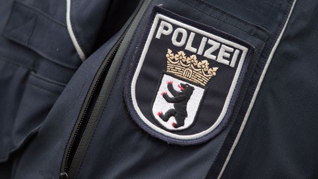 Das Wappen der Berliner Polizei prangt an einer Jacke