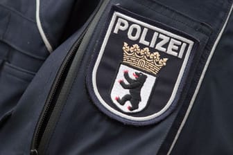Das Wappen der Berliner Polizei prangt an einer Jacke