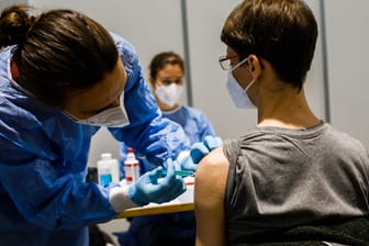 Probe zur Impfung in Stuttgart: Am Sonntag geht es los in Deutschland.
