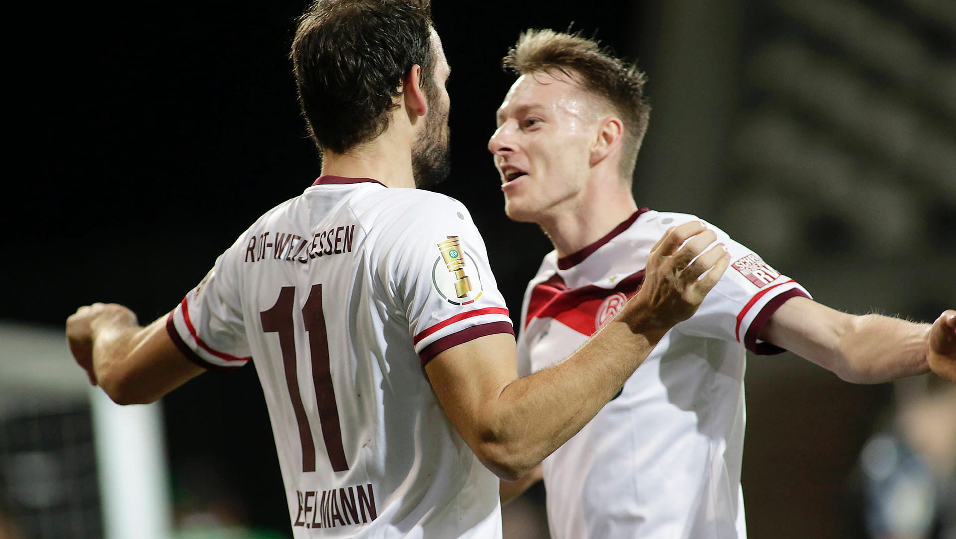 Überraschten alle: Die Essener um den Torschützen Simon Engelmann (l.) und Mitspieler Joshua Endres.