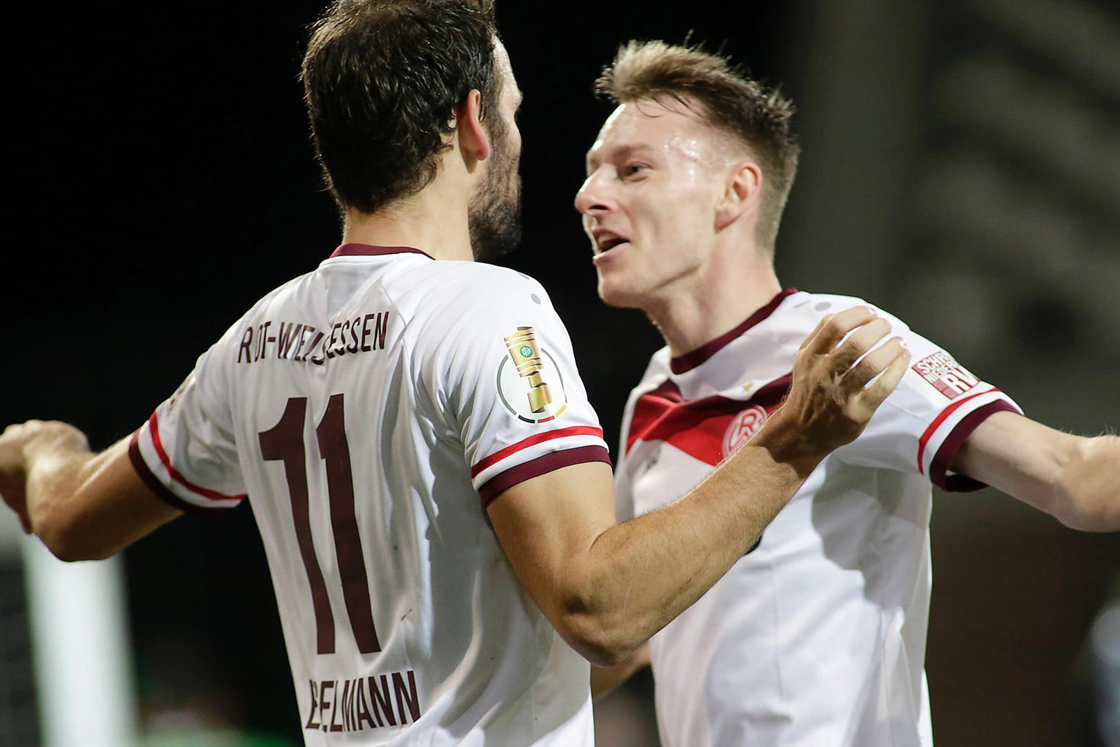 Überraschten alle: Die Essener um den Torschützen Simon Engelmann (l.) und Mitspieler Joshua Endres.