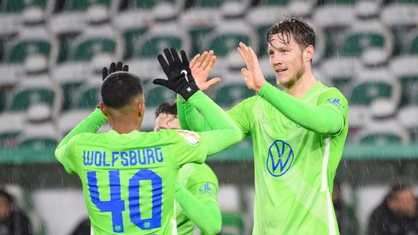 Wolfsburgs Wout Weghorst (r) klatscht nach seinem Tor zum 2:0 mit Mannschaftskamerad Joao Victor ab.