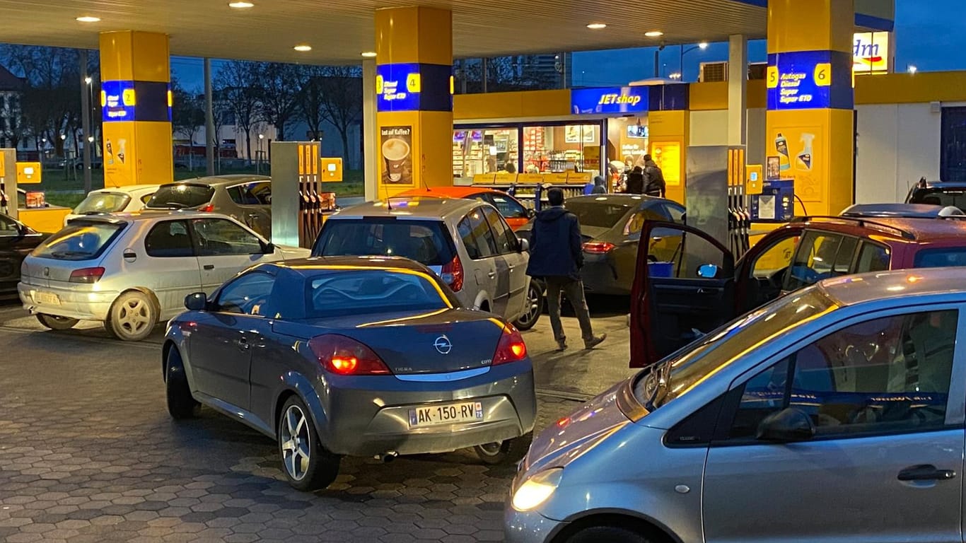 Autos warten an der Tankstelle: Viele Franzosen möchten trotz Lockdown günstig in Deutschland tanken.