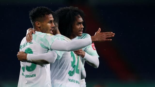 Der Bremer Theodor Gebre Selassie (l) jubelt nach seinem Treffer zur 1:0-Führung mit den Teamkollegen Tahith Chong (r) und Jean Manuel Mbom (M). Der Bremer Theodor Gebre Selassie (l) jubelt nach seinem Treffer zur 1:0-Führung mit den Teamkollegen Tahith Chong (r) und Jean Manuel Mbom (M).
