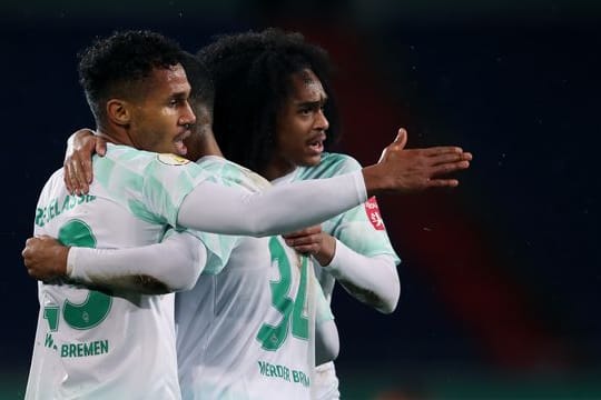 Der Bremer Theodor Gebre Selassie (l) jubelt nach seinem Treffer zur 1:0-Führung mit den Teamkollegen Tahith Chong (r) und Jean Manuel Mbom (M).