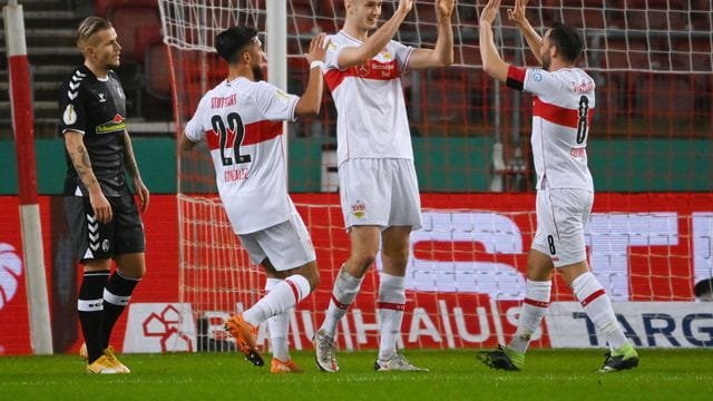 Stuttgarts Gonzales Castro (r-l), Torschütze Sasa Kalajdzic und Nicolas Gonzales jubeln nach dem Tor zum 1:0, daneben Freiburgs Jonathan Schmid. Stuttgarts Gonzales Castro (r-l), Torschütze Sasa Kalajdzic und Nicolas Gonzales jubeln nach dem Tor zum 1:0, daneben Freiburgs Jonathan Schmid.