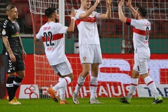 Stuttgarts Gonzales Castro (r-l), Torschütze Sasa Kalajdzic und Nicolas Gonzales jubeln nach dem Tor zum 1:0, daneben Freiburgs Jonathan Schmid.