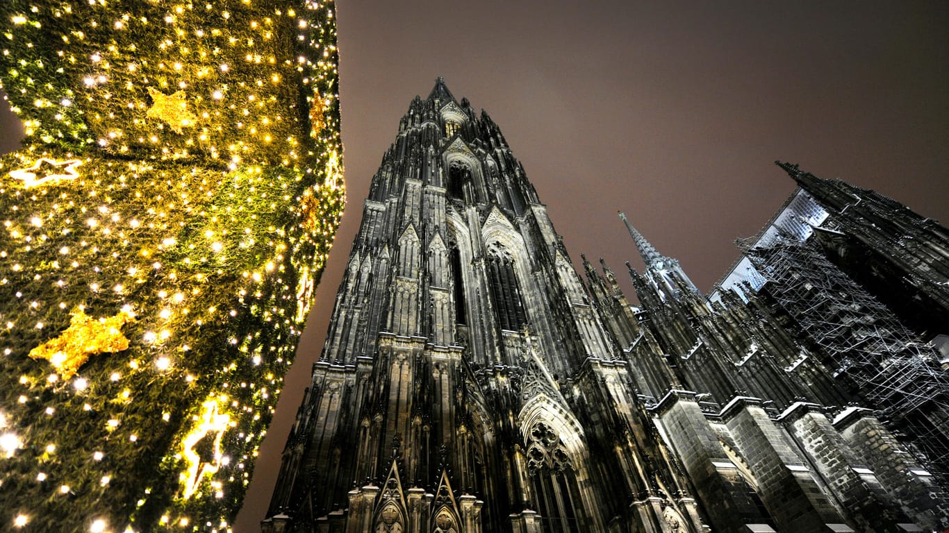 Kölner Dom in weihnachtlichem Glanz: Im Innern vieler Kirchen wird es an den Weihnachtstagen diesmal still bleiben.