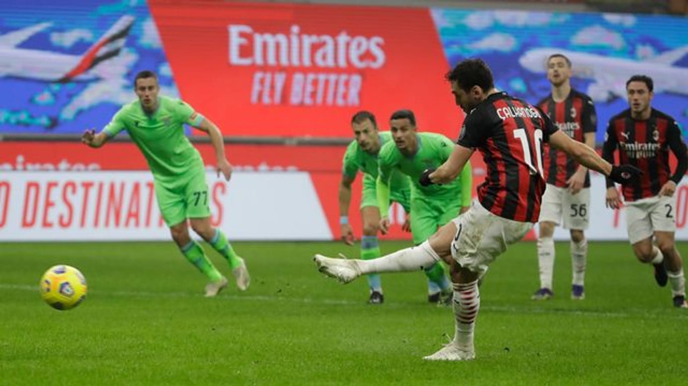 Milans Hakan Calhanoglu erzielt per Elfmeter das Tor zum 2:0 gegen Lazio Rom.