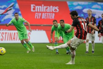 Milans Hakan Calhanoglu erzielt per Elfmeter das Tor zum 2:0 gegen Lazio Rom.