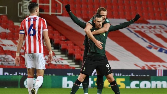 Tottenhams Gareth Bale (r, vorne) feiert seinen Treffer zur 0:1-Führung in Stoke-on-Trent mit seinem Teamkollegen Harry Kane (r, hinten).