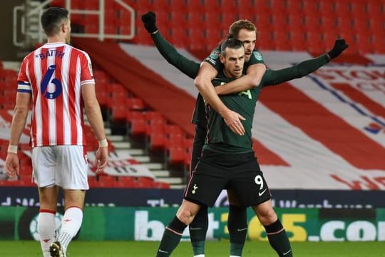 Tottenhams Gareth Bale (r, vorne) feiert seinen Treffer zur 0:1-Führung in Stoke-on-Trent mit seinem Teamkollegen Harry Kane (r, hinten).