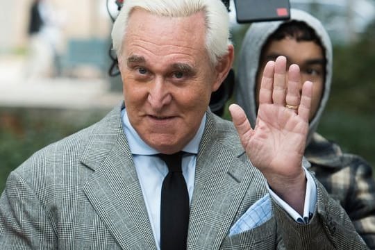 Kurz vor dem Ende seiner Amtszeit hat der abgewählte US-Präsident Donald Trump unter anderem seinen langjährigen Vertrauten Roger Stone begnadigt.