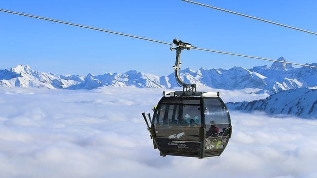 Das Tragen von FFP2-Masken ist für alle Skifahrer über 14 Jahre Pflicht, wenn sie sich in Gondeln aufhalten oder anstehen. Das Tragen von FFP2-Masken ist für alle Skifahrer über 14 Jahre Pflicht, wenn sie sich in Gondeln aufhalten oder anstehen.