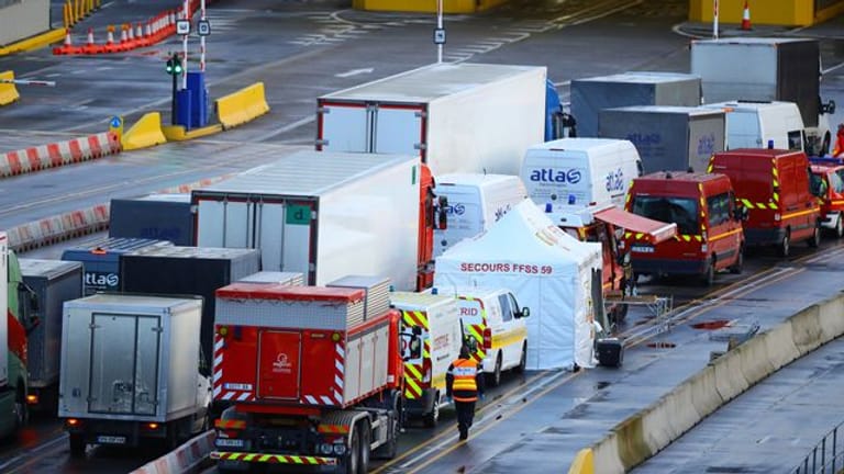 LKWs und PKWs reihen sich für die Fahrt durch den Eurotunnel von Dover nach Calais ein.