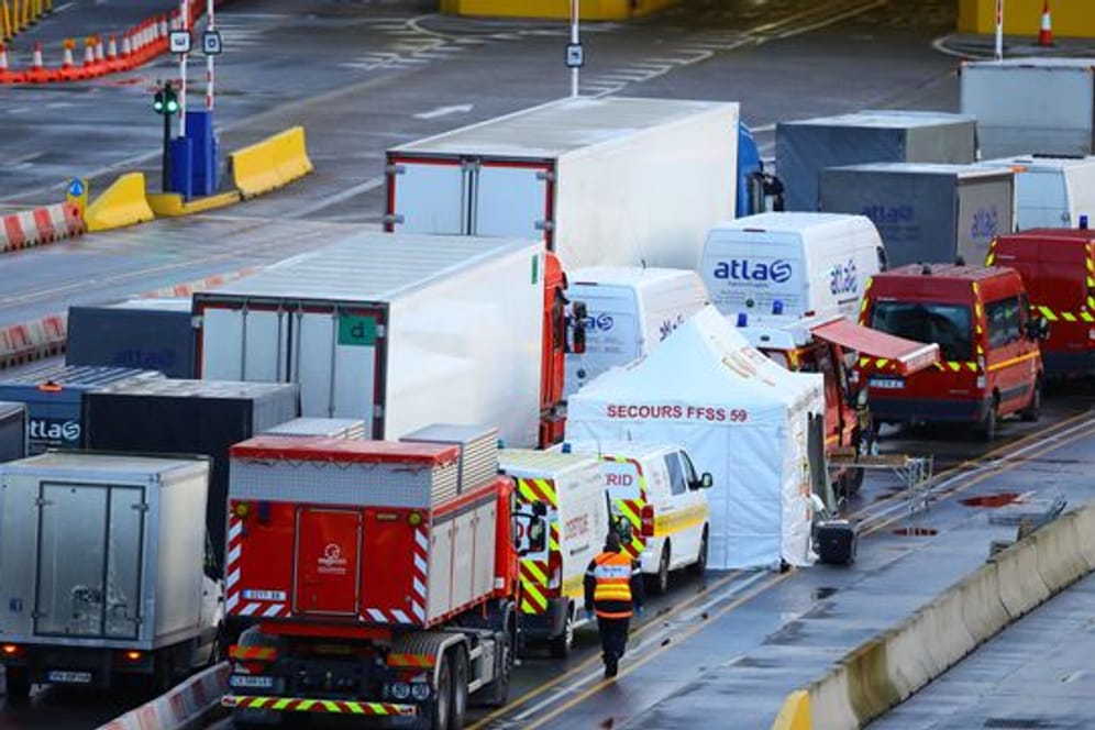 LKWs und PKWs reihen sich für die Fahrt durch den Eurotunnel von Dover nach Calais ein.