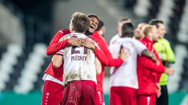Die Spieler von Rot-Weiss Essen freuen sich nach dem Sieg.