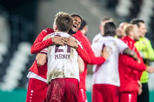 Die Spieler von Rot-Weiss Essen freuen sich nach dem Sieg.