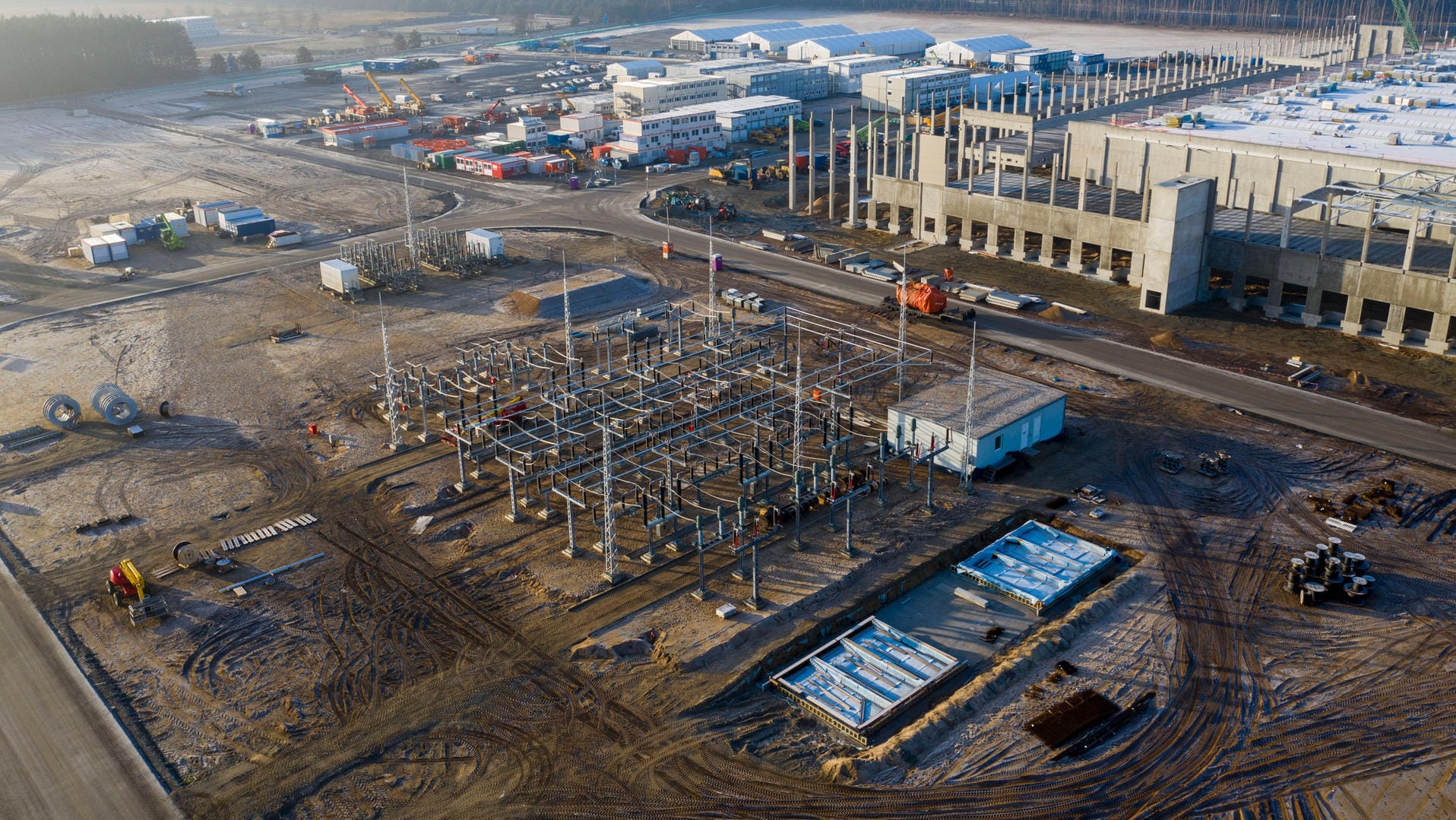 Blick auf die Baustelle der Tesla "Giga-Factory": Die Arbeiten gehen weiter.