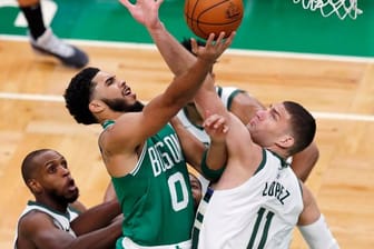 Jayson Tatum (0) blieb mit Boston Celtics gegen die Milwaukee Bucks letztlich obenauf.