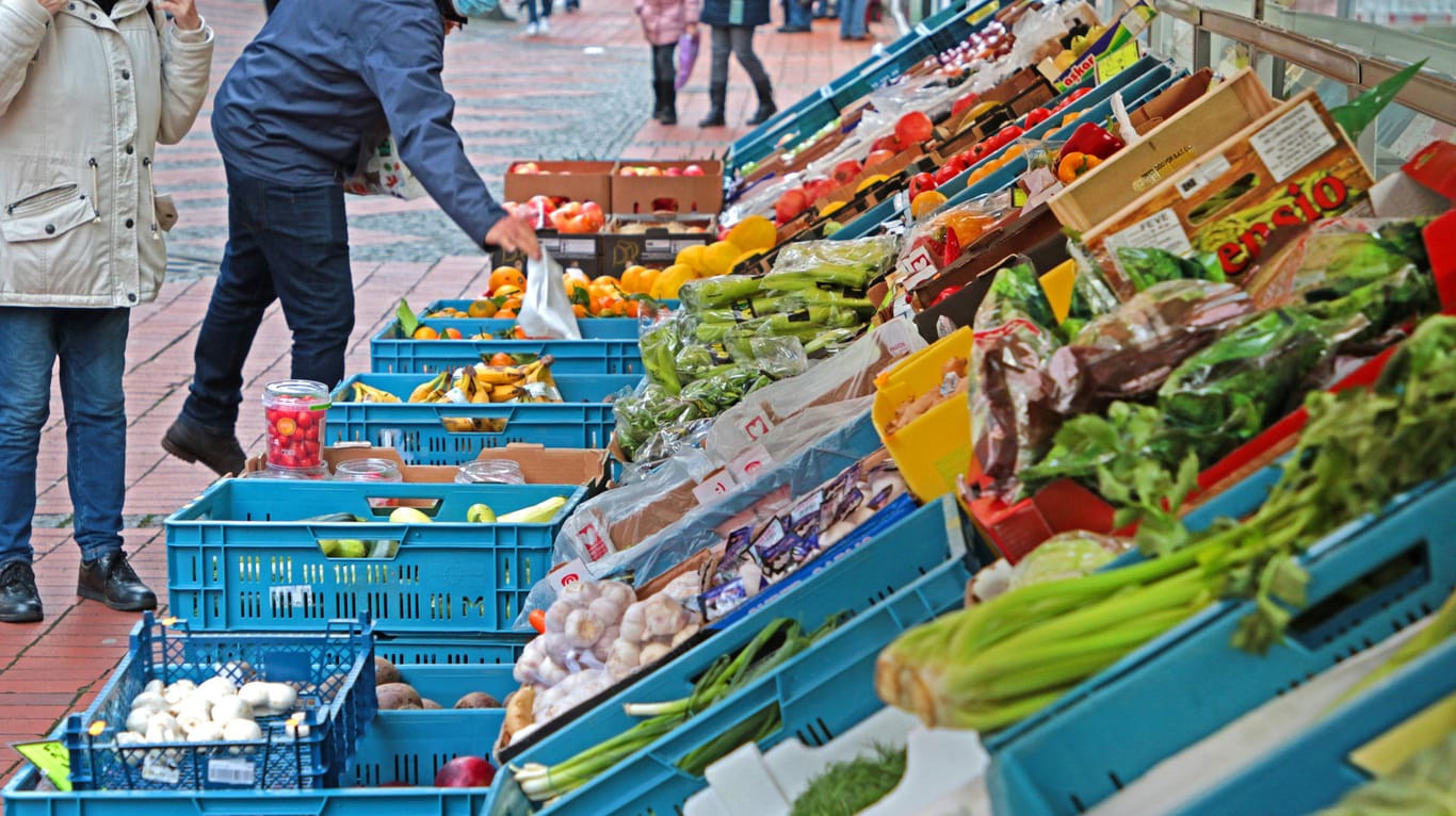 Obst und Gemüse vor einem Supermarkt in Essen: Lebensmittel dürften ab Januar wieder teurer werden.